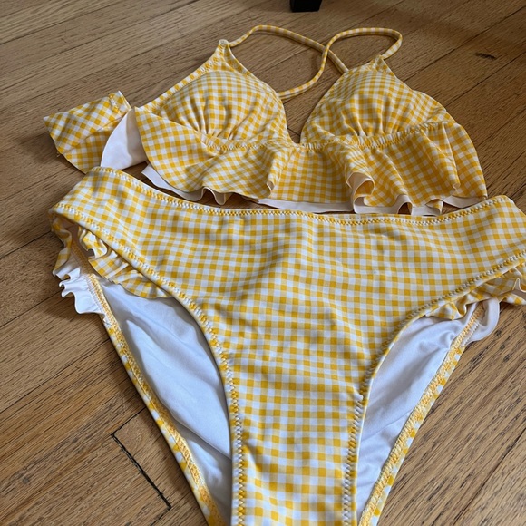 Cupshe yellow gingham bikini. Size L. Adj. straps. Worn once. - Picture 3 of 7
